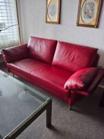 Rotes 2er Sofa mit zwei Sesseln