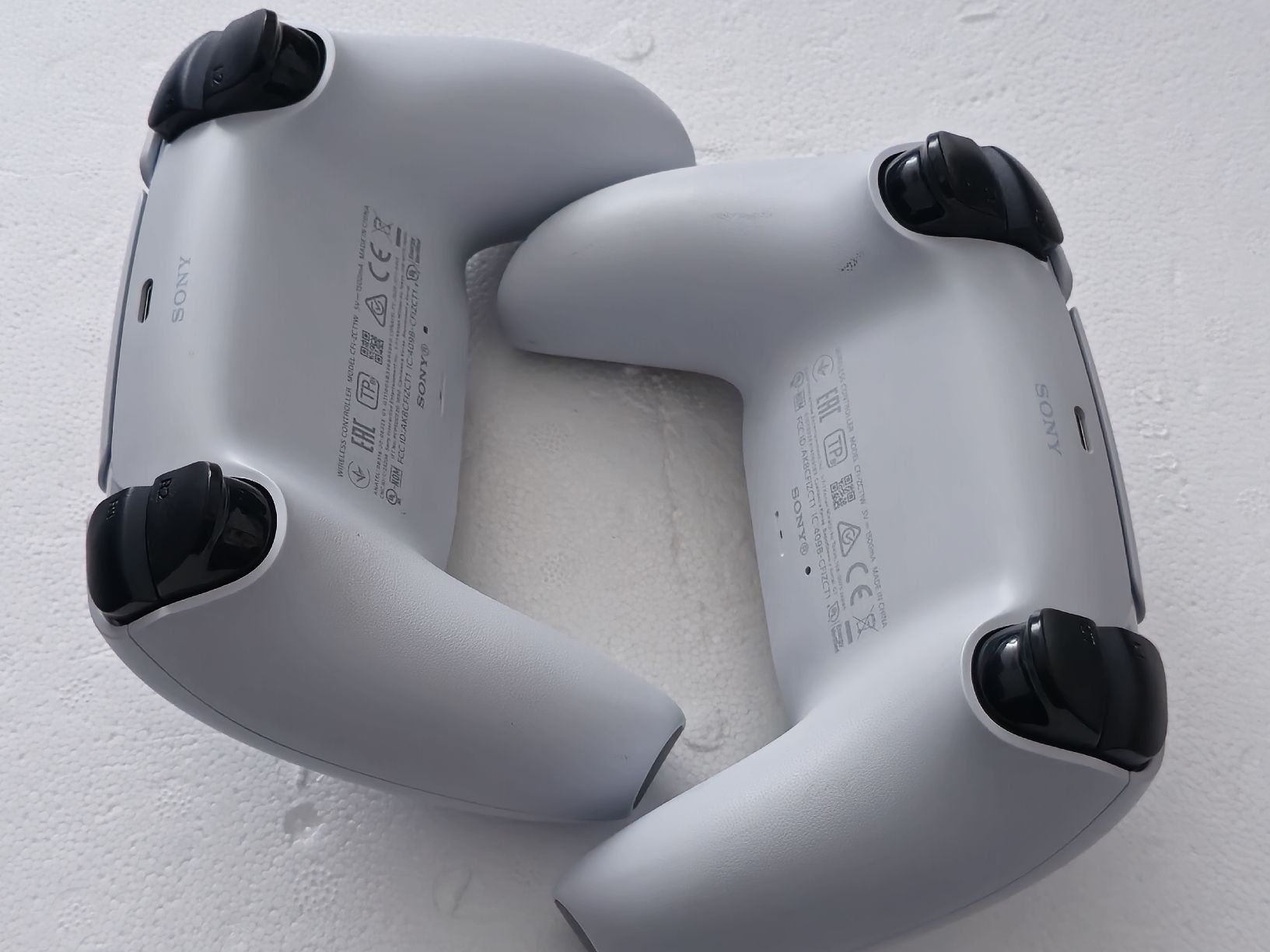 Sony Controller: 2 Original PS5 Controller – Gebraucht aus Basel von  1