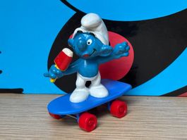 Glace-Schlumpf auf Skateboard
