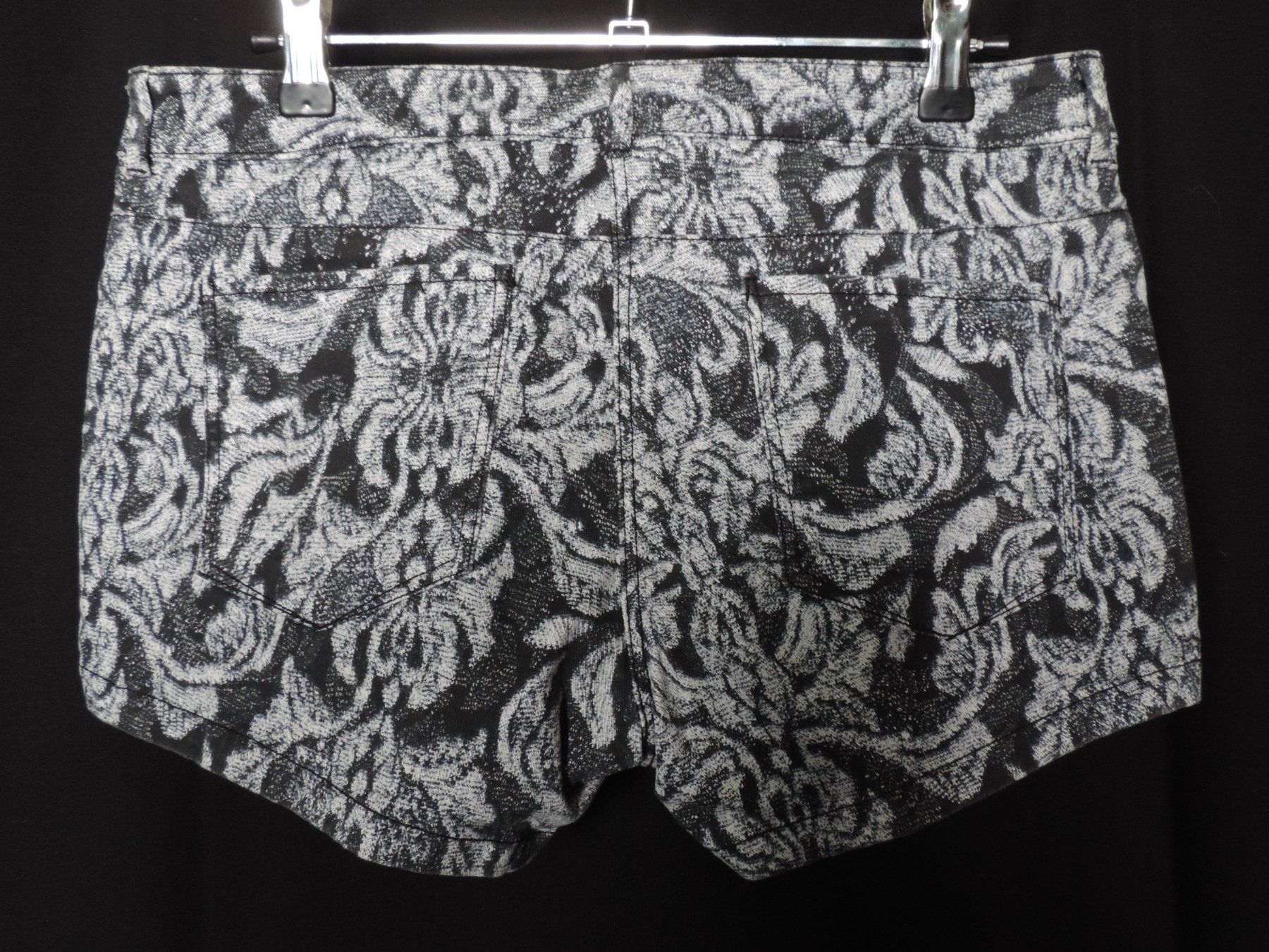 Pantalons: short jeans gris foncé – D'occasion à Genève par Axelle333 3