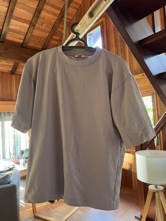 T-shirt Uniqlo U taille M pour l'été, très doux et confortab