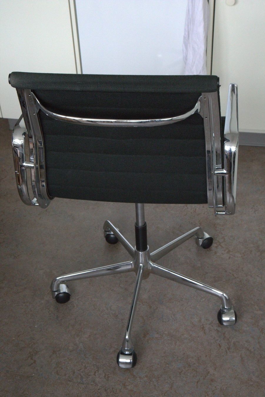 Chaises: Bürostuhl schwarz, Stoff ähnlich Eames – D'occasion à Zürich par evolve1 1