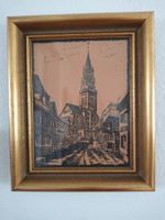 Stadtansicht mit Kirchturm – signierter Druck in Goldrahmen
