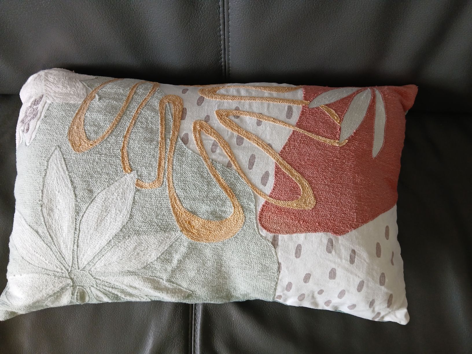 Kissen: Decorative cushion embroidered floral design 45x30cm – Gebraucht aus Dübendorf von LoRi-2026 1
