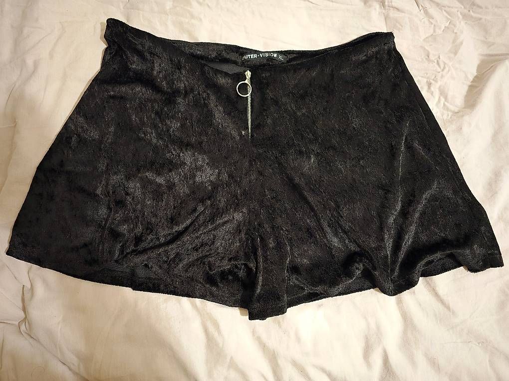 Pantaloni: Mini short noir en taille XL – Nuovo (secondo la descrizione) da Genève venduto da nad_mr5p