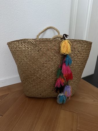 Korbtasche mit farbigem Anhänger
