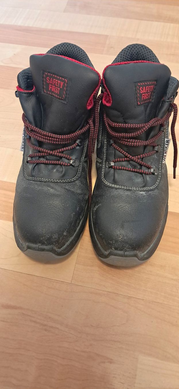 Scarpe da uomo: Arbeitsschuhe Gr. 40 robust, gebraucht, gute Sohle – Usato da Herisau venduto da pan_5fvj