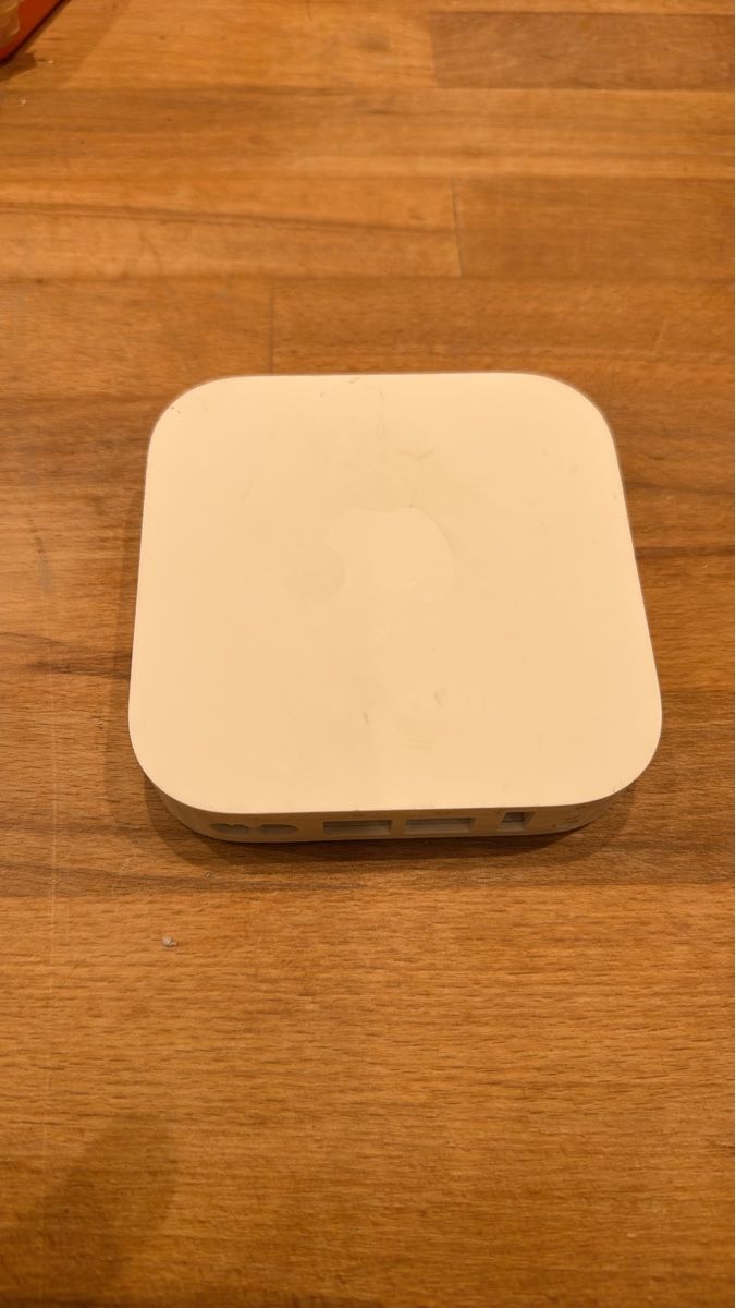 Apple Modem & Router: Apple AirPort Express A1392 used – Usato da Celigny venduto da AziwA