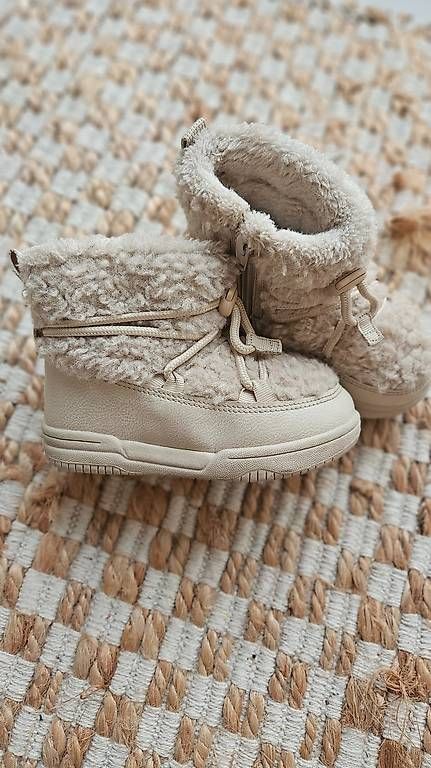 H&M Scarpe per ragazze: Flauschige Stiefel Gr.24 beige – Usato da Strengelbach venduto da Ciinci