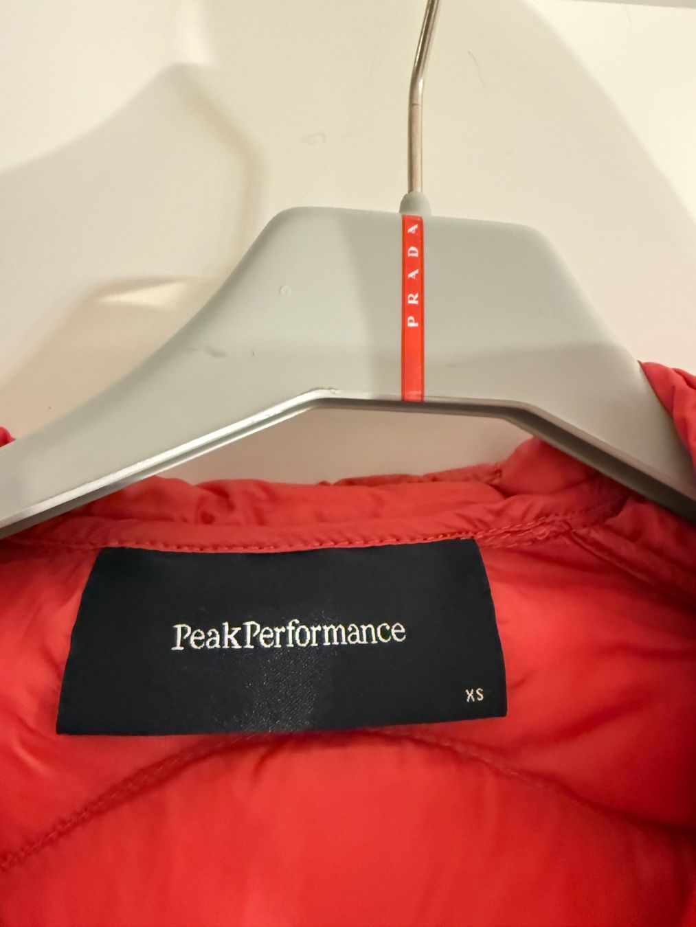 Giacche: Helium Down Hood Jacket Women - Peak Performance – Usato da Zürich venduto da SEDRAEN 4