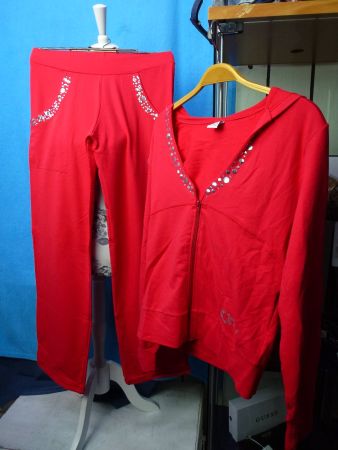 ONLY TRAININGSANZUG ROT MIT KAPUZE NIETEN GR 40 SCHLUPF