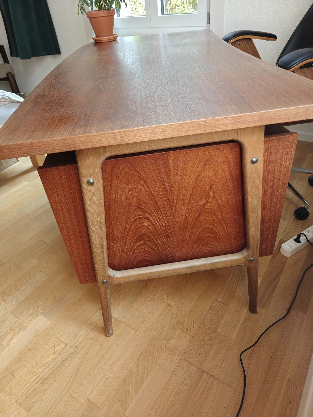 Schreibtische: German-Made Teak Desk – Gebraucht aus Zürich von Maa_b2bx 2