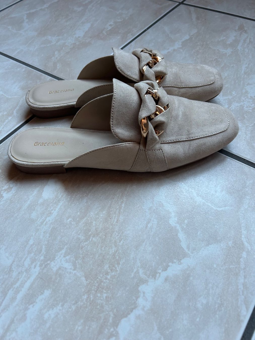 Scarpe da donna: Une paire de chaussures – Usato da Courrendlin venduto da loko2910 1