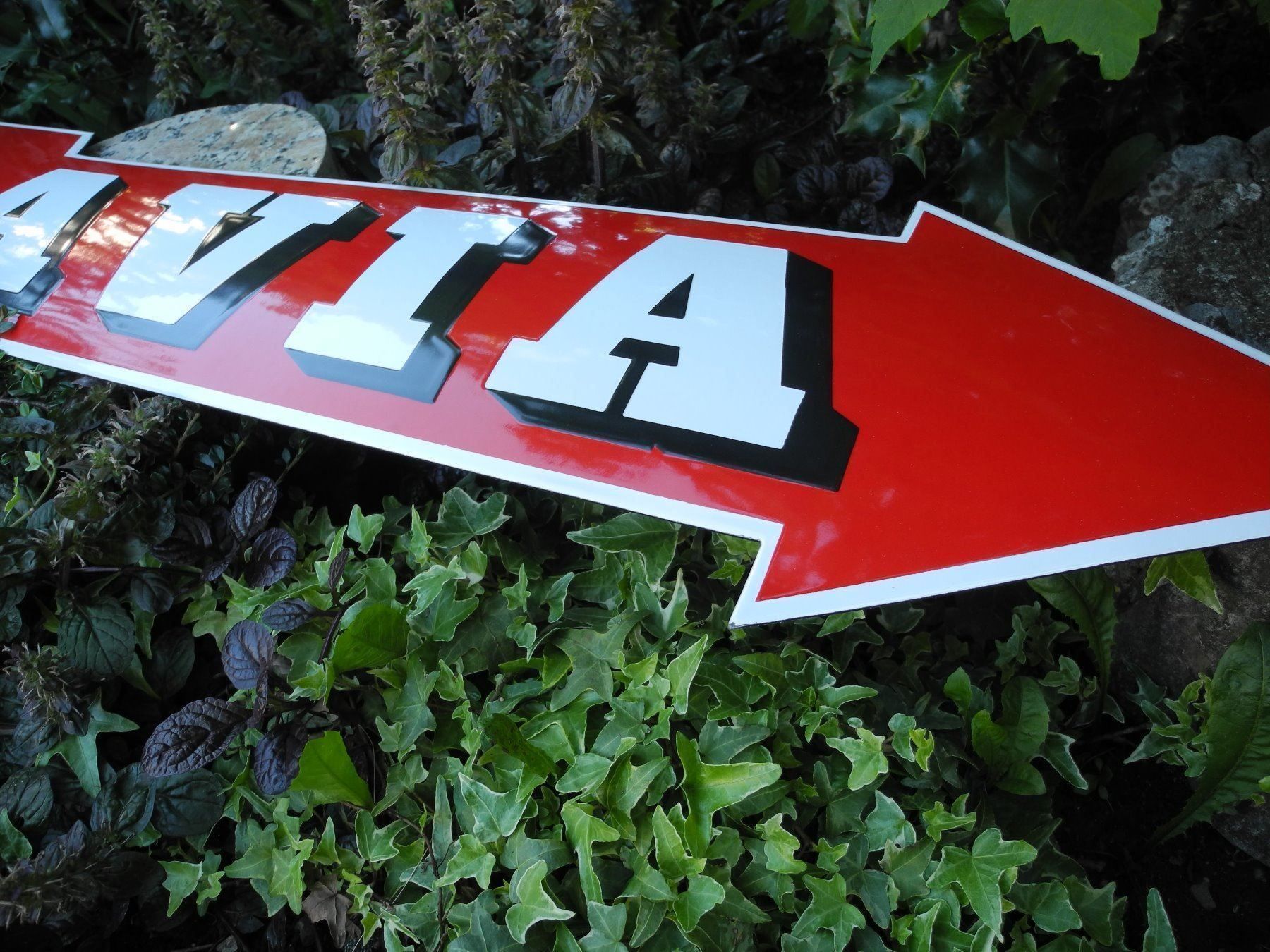 Schilder: AVIA PFEIL EMAILSCHILD – Gebraucht aus Reinach AG von Huckleberrysix 1
