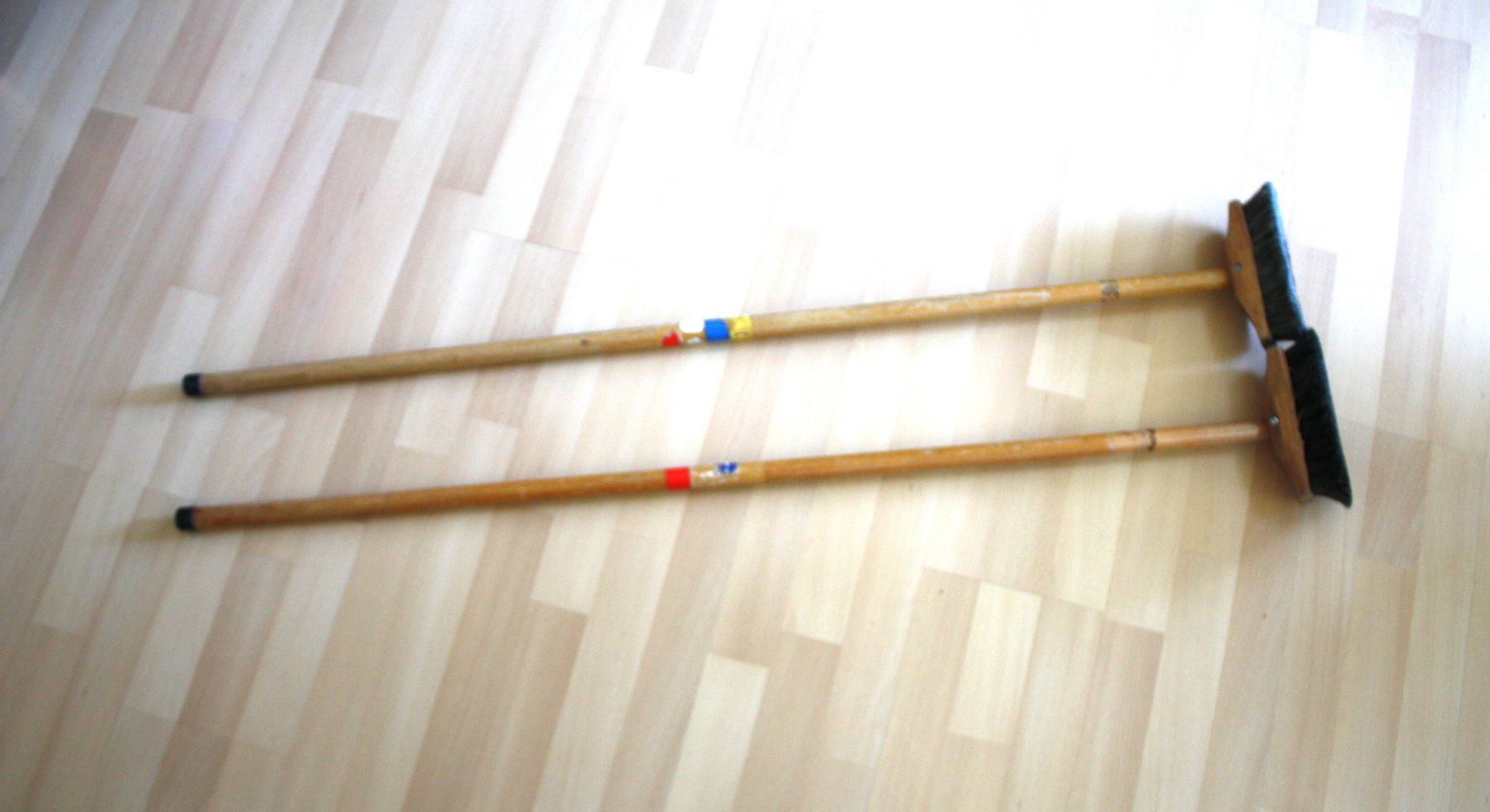 Altro in Apparecchi per la pulizia: Curlingbesen  4 Stück – Usato da Spiez venduto da Trollius09 1