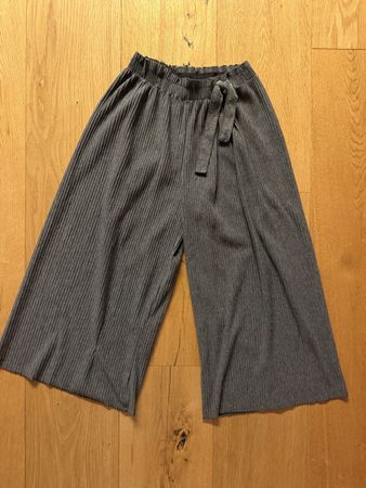 Culotte Hose Zara Kids grau gerippt Grösse 122