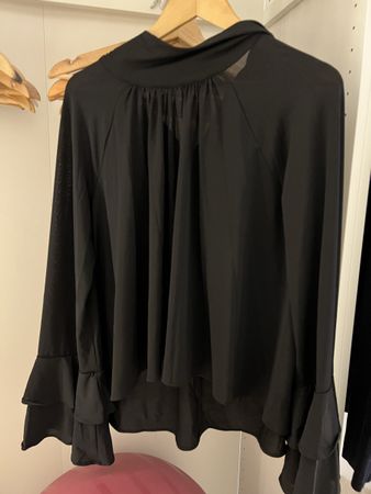 Damen Bluse MNG schwarz mit Volantärmeln Grösse M