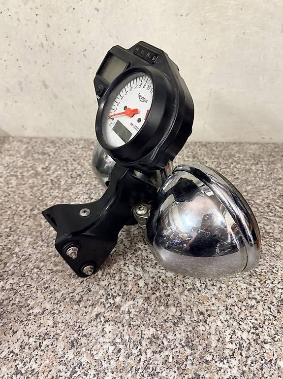 Triumph Tutti i ricambio per moto: Optique AV compteur et support Triumph – Usato da Yverdon-les-Bains venduto da guigui_1976 3