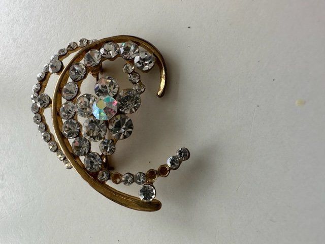 Broschen & Nadeln: BELLA SPILLA VINTAGE CON STRASS – Gebraucht aus Davesco-Soragno von kappas 1