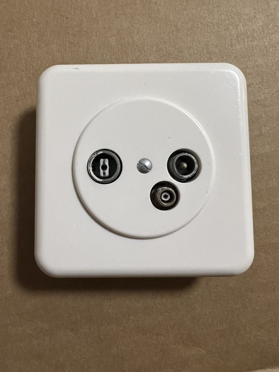 Spine: TV Dat. Dose Antennensteckdose – Usato da Winterthur venduto da Jana1701