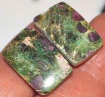 Cabochon Set gelocht L-6824 – 1 Paar Rubin Fuchsit – je ca.