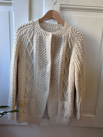 Handgestrickter Cardigan aus 100% Schurwolle – Grösse S-M