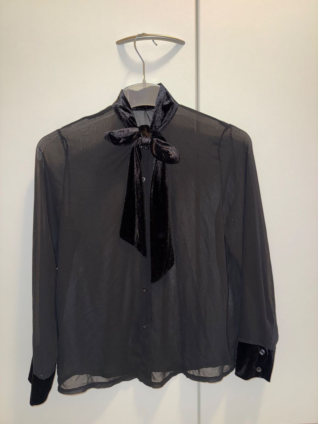 Mango Blusen: Mango Schwarze transparente Bluse mit Samtdetails – Gebraucht aus Zofingen von zac_spc2