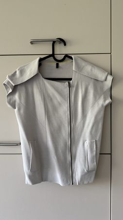 Stylish Benetton Light Grey Zip-Up Vest - Size M/L!