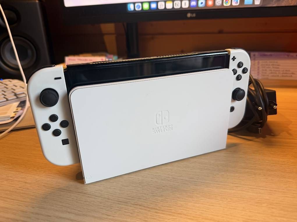 Console: Nintendo Switch OLED mit Originalverpackung und Etui  – Usato da Winikon venduto da gandiva 2