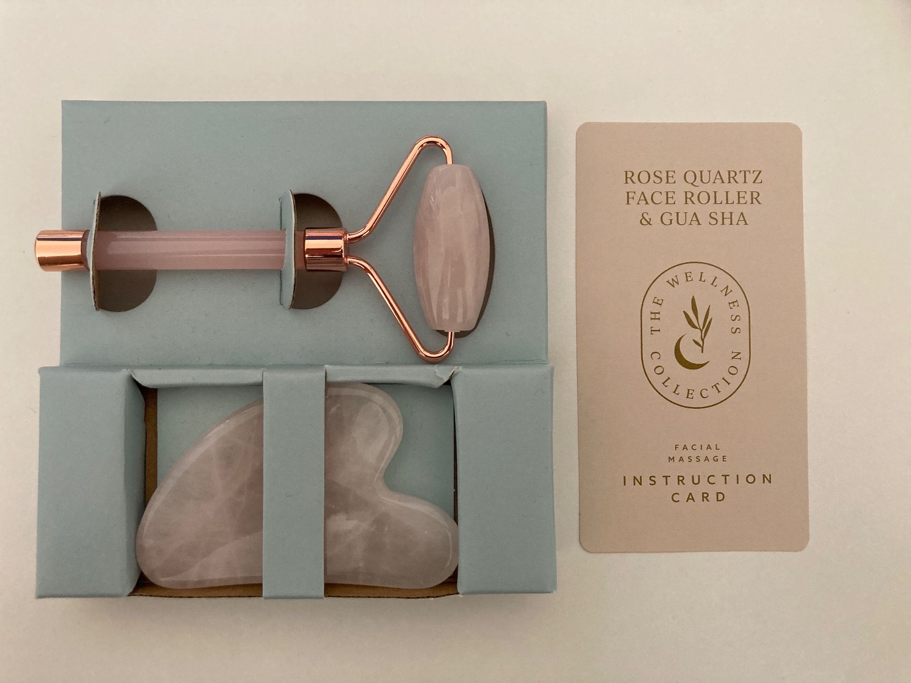 Cura del viso: Face Roller & Gua Cha / Wellness Collection / Rose Quartz – Nuovo e nell'imballaggio originale da Genthod venduto da daz_world