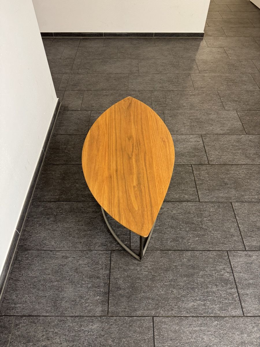 Tavoli: 3 Stylish Walnut Side Table with Metal Legs – Nuovo (secondo la descrizione) da Küsnacht ZH venduto da chr_976b 3