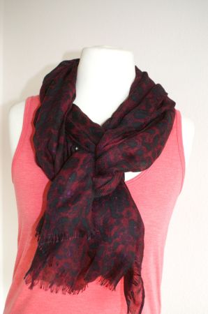 Schal in den Farben schwarz/bordeaux/rot in Leoparden Muster