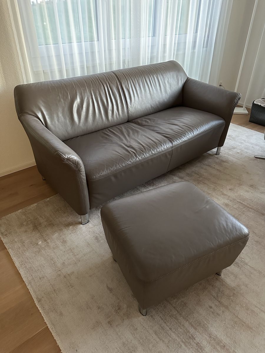 Divani: Sofa Leder Farbe taupe mit Hocker – Usato da Niederwil SG venduto da goodtime