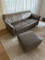 Sofa Leder Farbe taupe mit Hocker