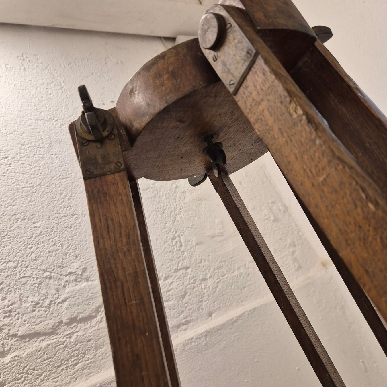 Treppiedi & Teste: Antikes Stativ als Lampenfuss – Usato da Luzern venduto da Louis-XVI 5