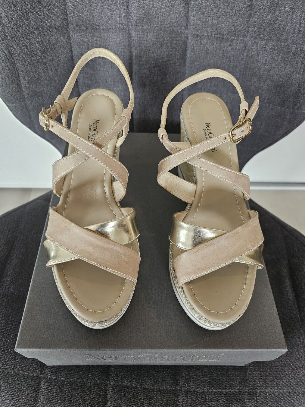 Scarpe da donna: Sandales Neuves "Nero Giardini" dorées/Beiges/Compensées – Nuovo e nell'imballaggio originale da Basel venduto da Paloma6261 1