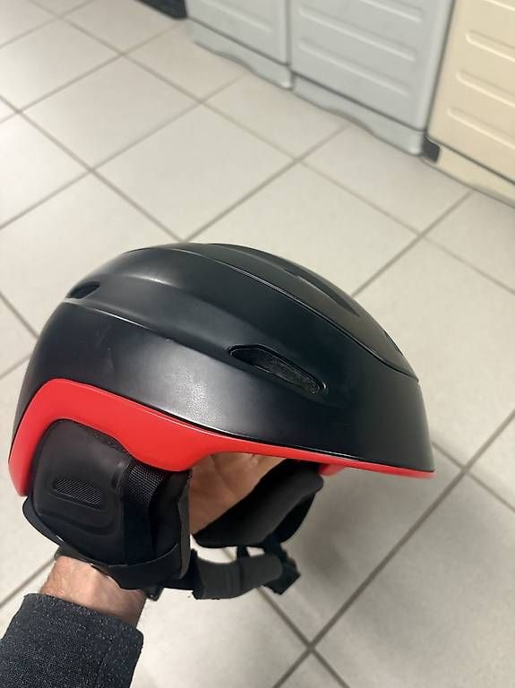 Giro Caschi: Skihelm Giro Grösse S inkl. Skibrille – Usato da Henggart venduto da aexelsurf