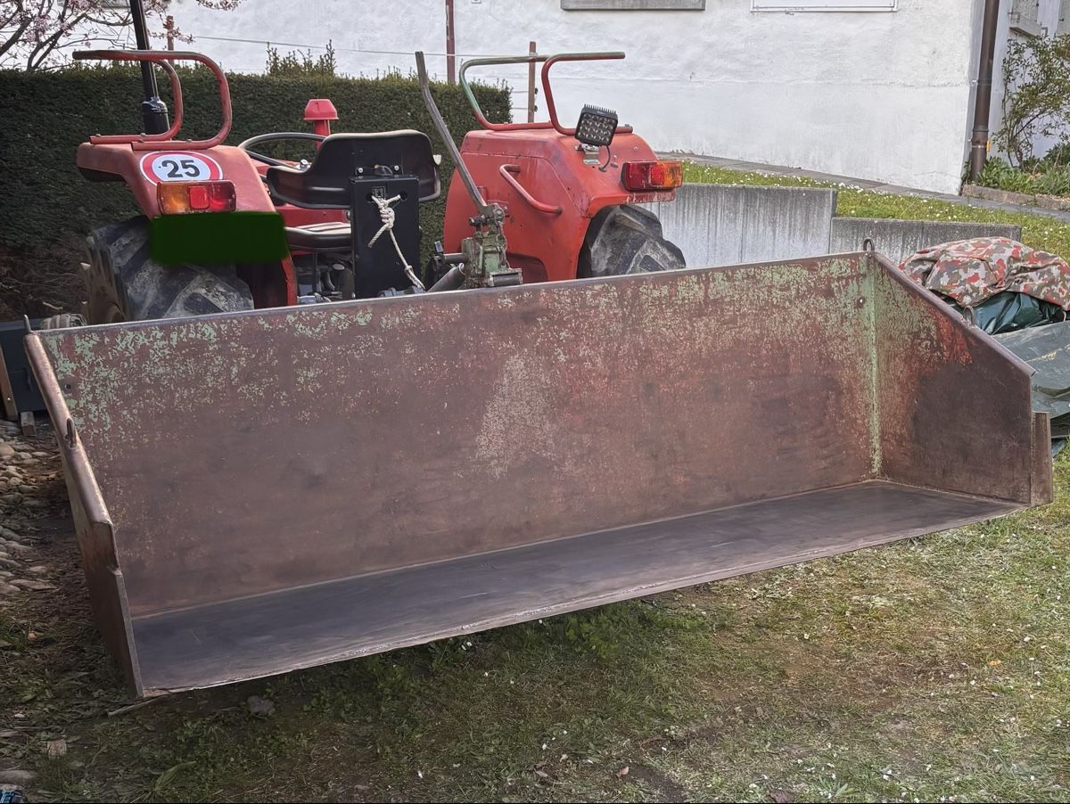 Accessori Trattori &Veicoli agricoli: Traktor Kippschaufel – Usato da Wettingen venduto da Volltreffer10.2 1