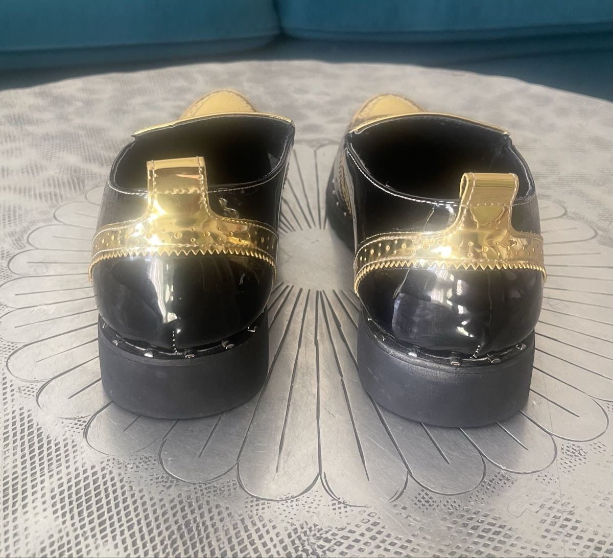 Scarpe da uomo: Chaussures unisexe noir et or taille 43 – Usato da Basel venduto da ICI-CHEZ-NOUS 2