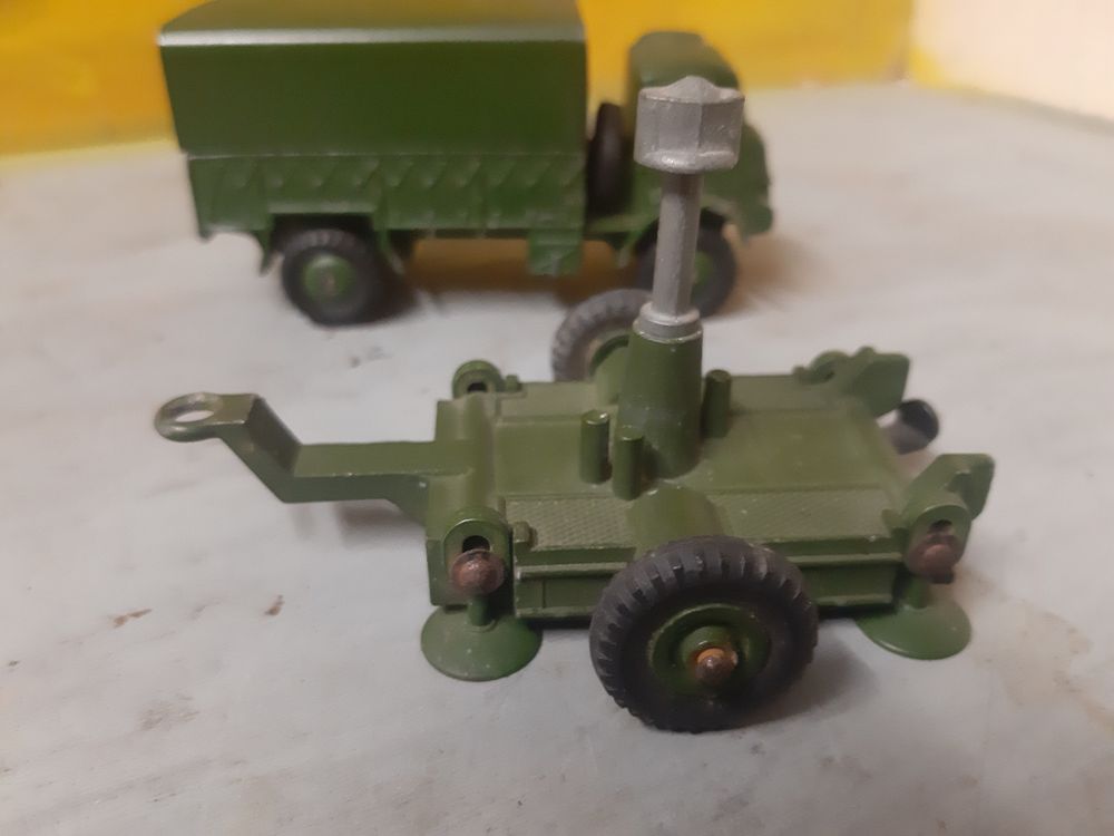 Camion avec plateforme lance-missiles, Dinky 3