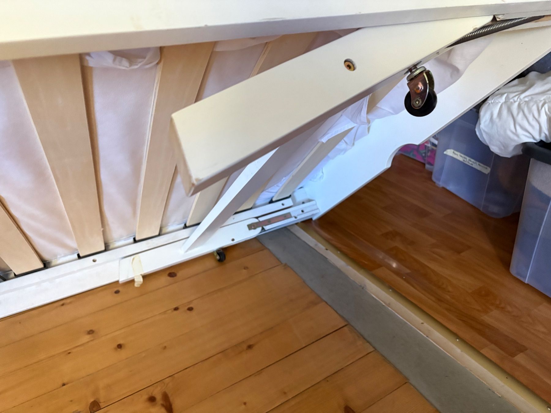 Letti: White Wooden Guest Bed with Pull-Out Frame, used – Usato da Basel venduto da sop_8my6 9