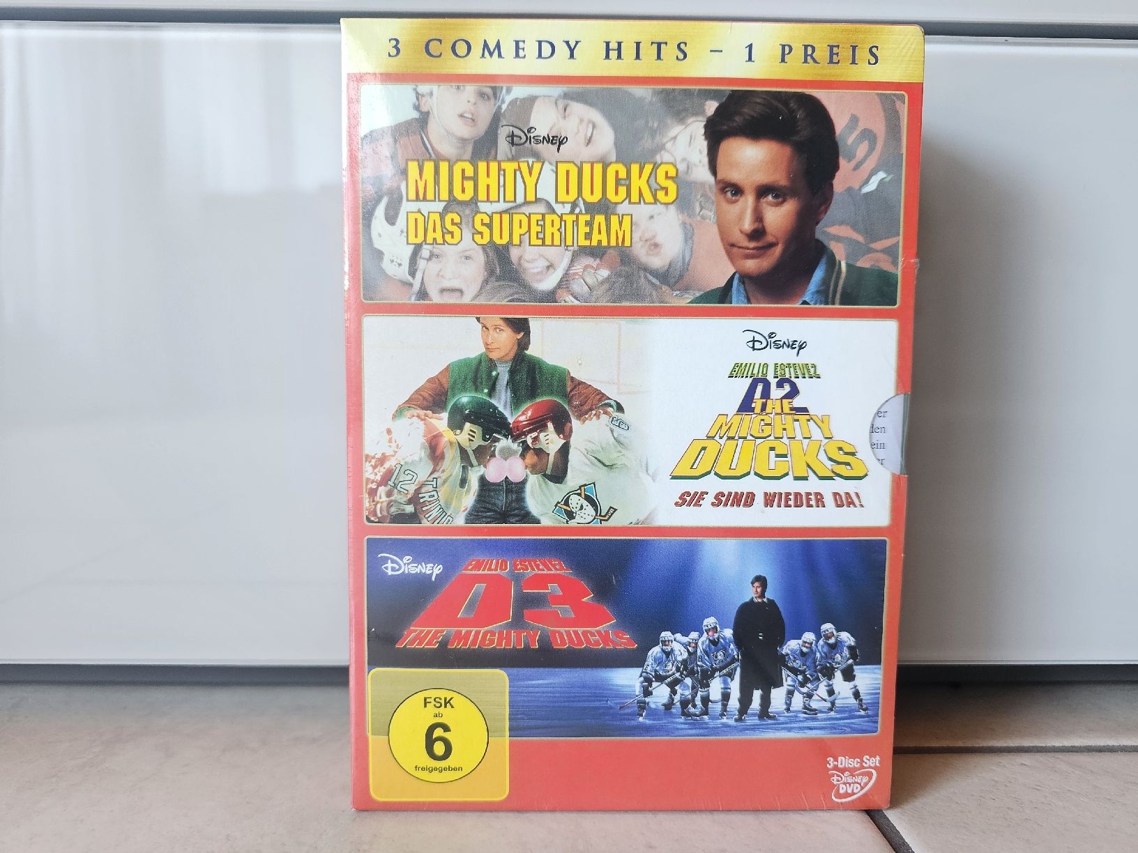 Tutti i DVDs: Mighty Ducks  -  Alle Teile 1 - 3 Box / Fabrikneu – Nuovo e nell'imballaggio originale da Schneisingen venduto da backstore24 1