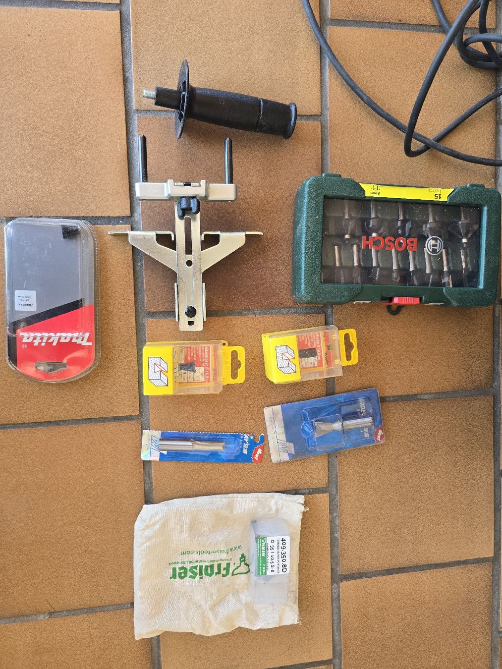 Makita Tutti gli attrezzi: Makita RT0700CX2J compact router set – Usato da Vevey venduto da Jys 4