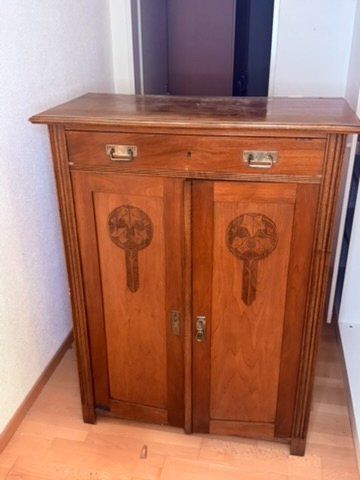 Cassettiere: Jugendstil-Kommode mit Schnitzerei – Usato da Zürich venduto da Alberto_zh