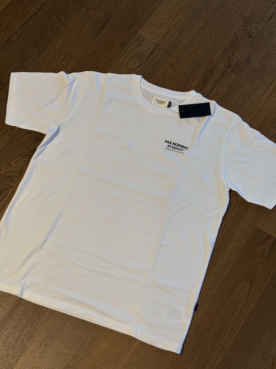Pas Normal Studios T-shirt: PNS OFF-RACE T-SHIRT – Nuovo e nell'imballaggio originale da Mels venduto da exploremore