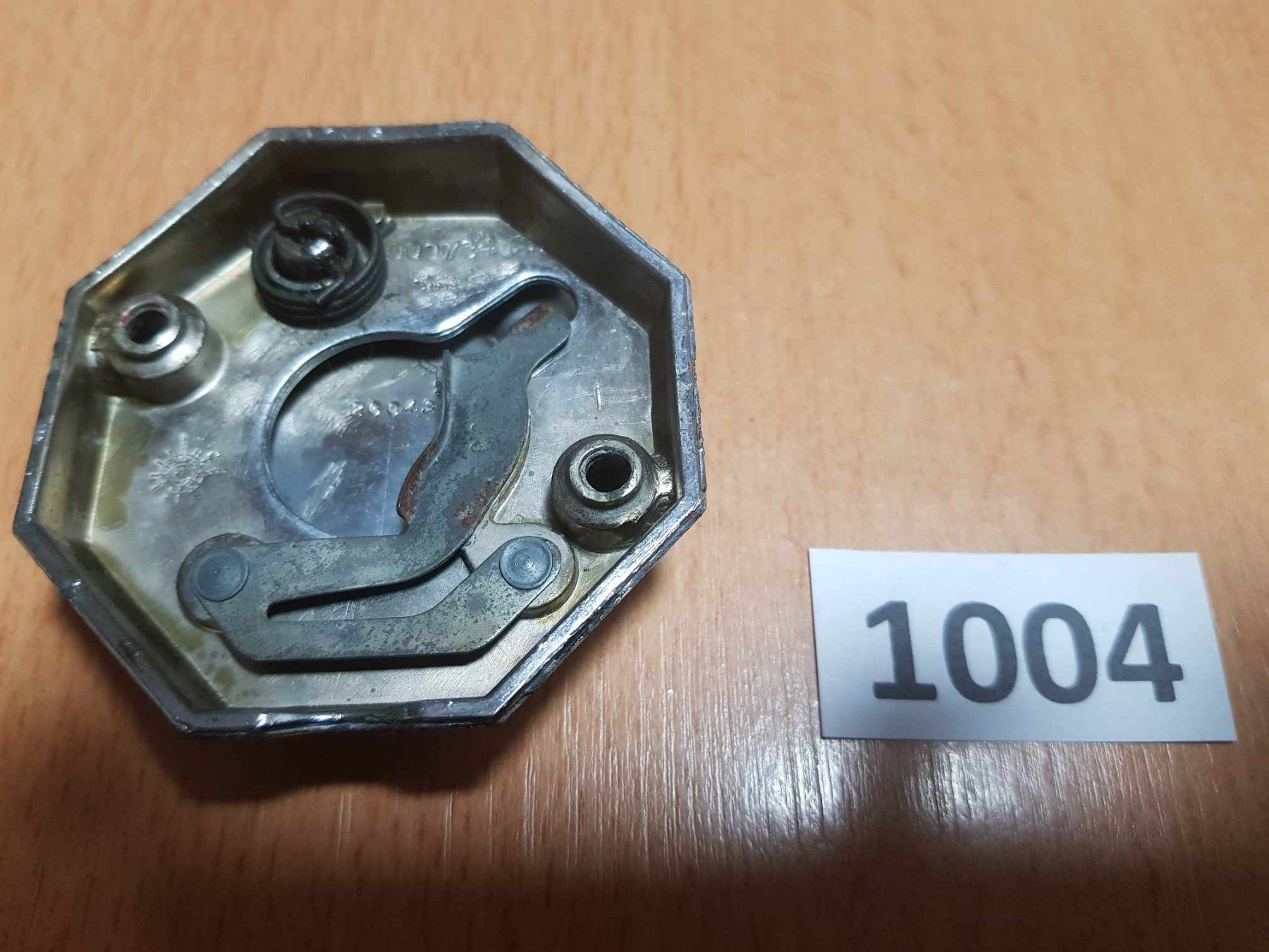 Tutti pezzi di ricambio auto: Heckdeckel Kofferraumschloss Abdeckung Emblem – Usato da Niedergösgen venduto da usc_l8gm 1