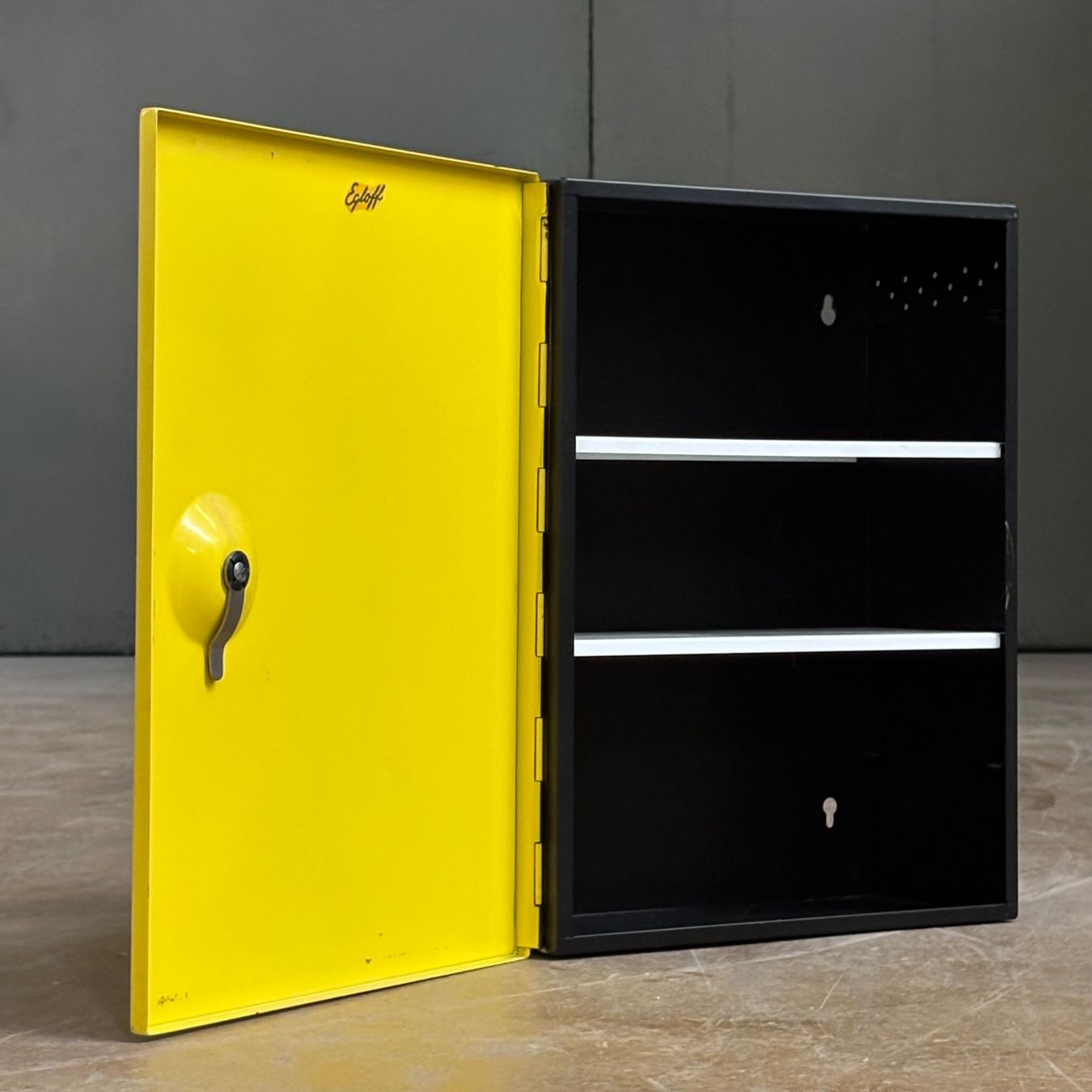 Armadi: 1960er Egloff Apotheker Schrank – Usato da Bern venduto da Modern-Era 5