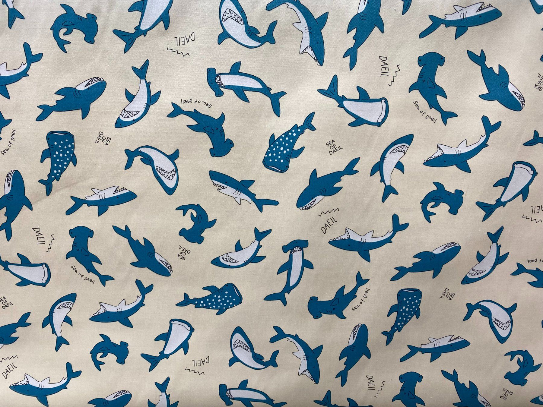 Tessuti: Tissu coton blanc cassé imprimé requins – Nuovo e nell'imballaggio originale da Préverenges venduto da mam_629h