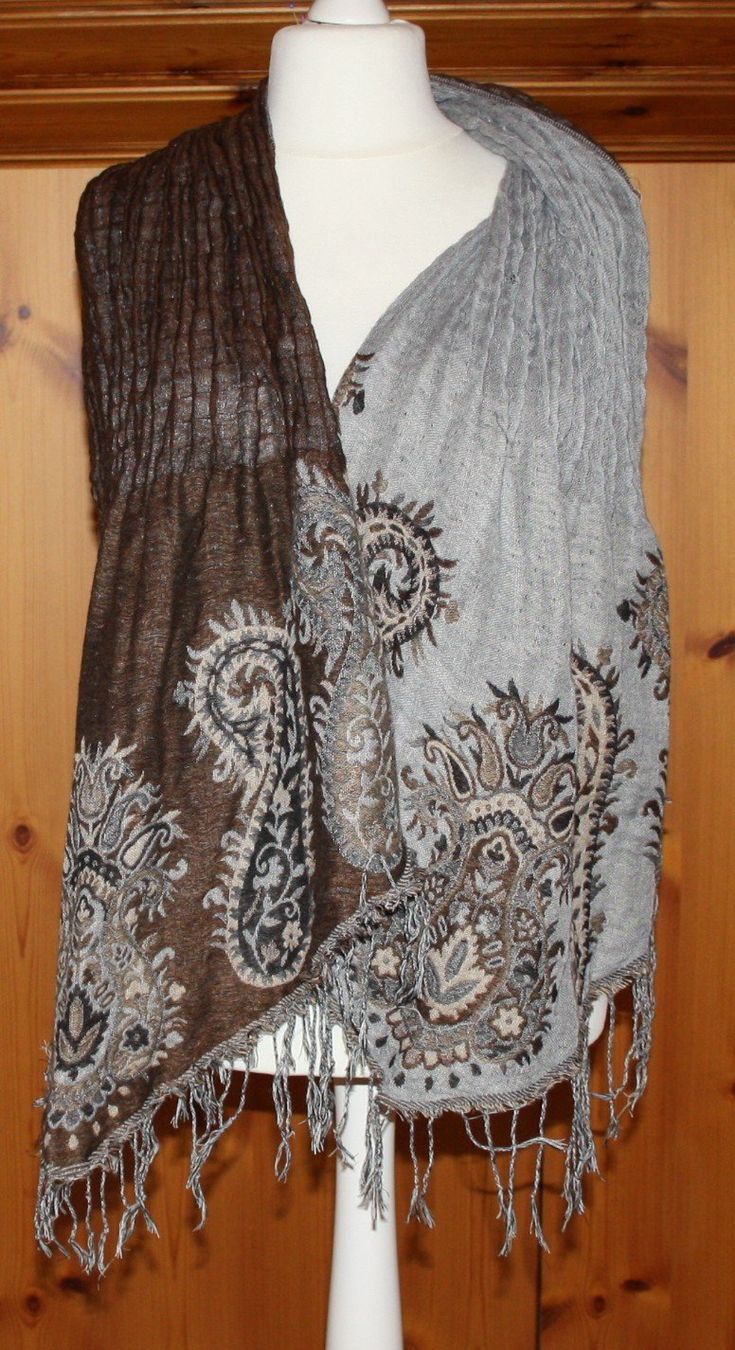 Foulard & Sciarpe: Schal mit schönem Muster grau - braun – Usato da Flüelen venduto da Diversicum-Textil 1