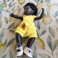 Sasha Morgenthaler Baby Cara, dunkelhäutig, krause Haare